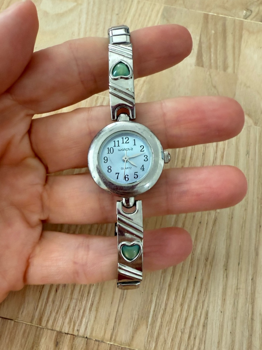 Watch-it ladies silver tone green hearts watch NEW BATTERY